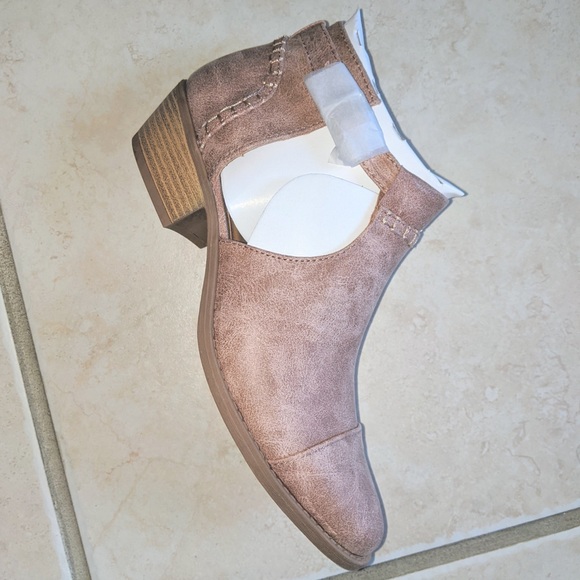 Last. Sz 8 Warm taupe ankle booties - Picture 4 of 4